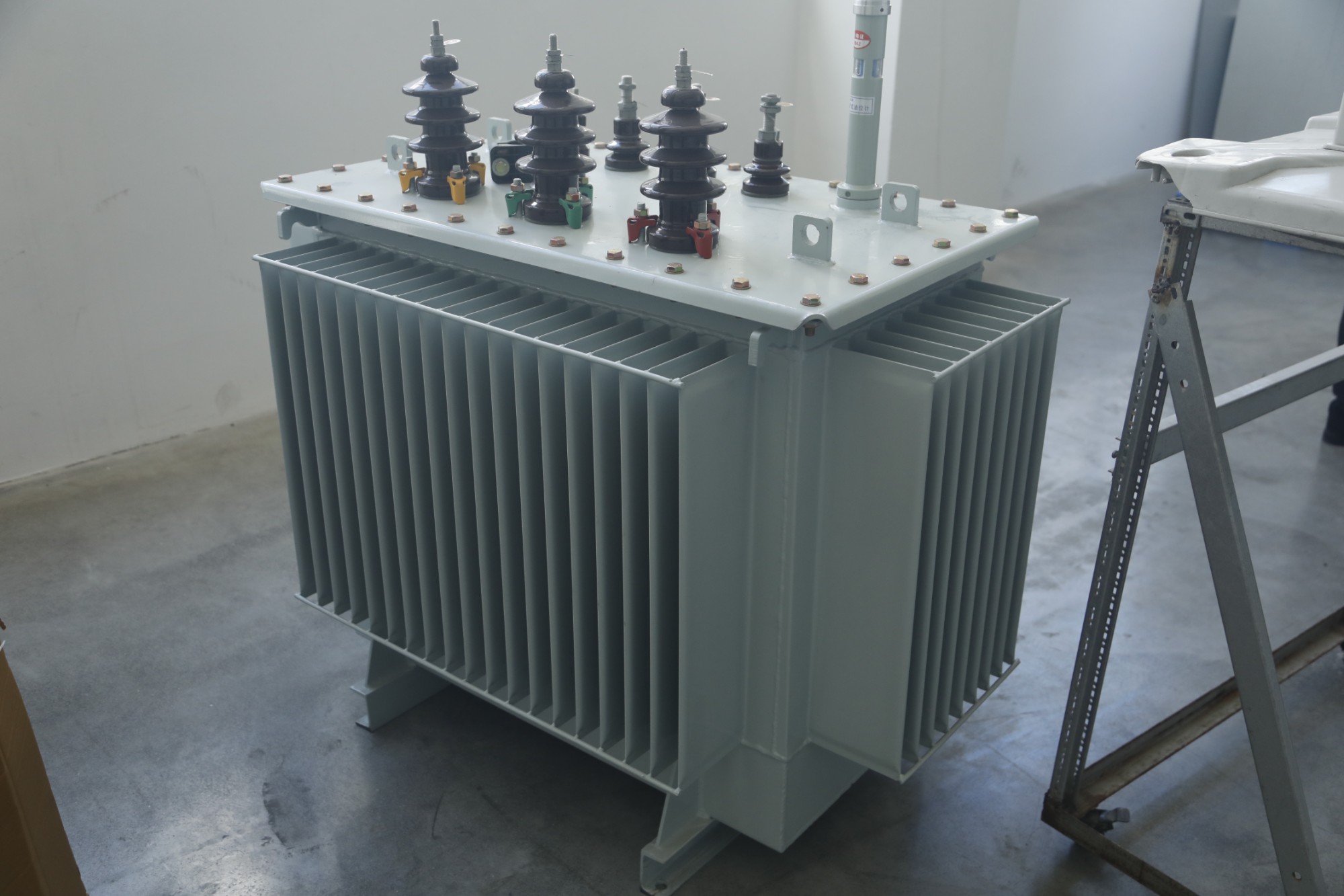Non-excited pressure regulating oil immersed power transformer